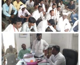 Photo of संतप्त शेतकऱ्यांनी कृषी अधिकारी कार्यालयाला घातला घेराव