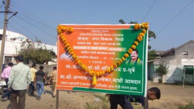 Photo of रस्ता बांधकामाचे भूमिपूज झाले त्याच रात्री नामफलक झाले गायप. रस्ताच गायप होणार नाही ना?.रहीवासी भागातील नागरिकांत चर्चा.