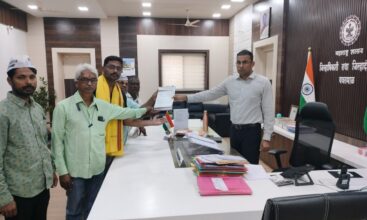Photo of शहरातील अनेक भागात रस्त्यांची व नाल्यांची दुरावस्था व स्वच्छता करीता आम आदमी पार्टी तर्फे जिल्हाधिकारी ला निवेदन देण्यात आले