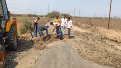 Photo of पंगडी रस्त्याचे बांधकाम गांधीगिरी करुन युवांनी घेतले हाती