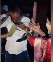 Photo of या कारणाने महिलांनी त्याला भररस्त्यात दिला चोप ; गळ्यात टाकले चपलेचे हार