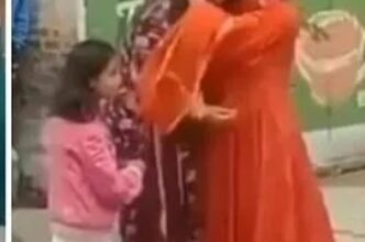 Photo of बायकोने नवऱ्याला पाहिले प्रेयसी सोबत आणि रस्त्यात झाला राडा 