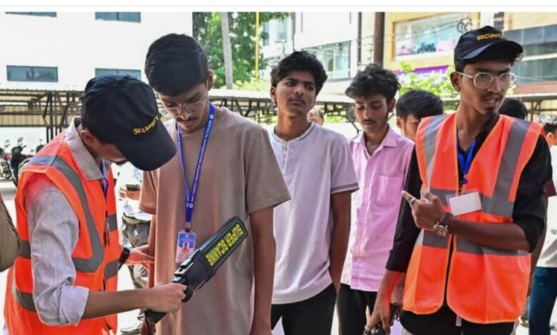 Photo of NEET पेपर फूट प्रकरणी CBI ऍक्शन मोड वर  एक तरुण आणि एका महिलेला अटक 